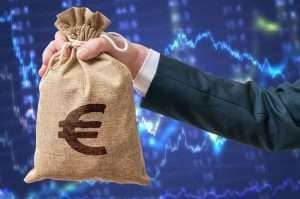 Курс евро/доллар вырос к месячному максимуму