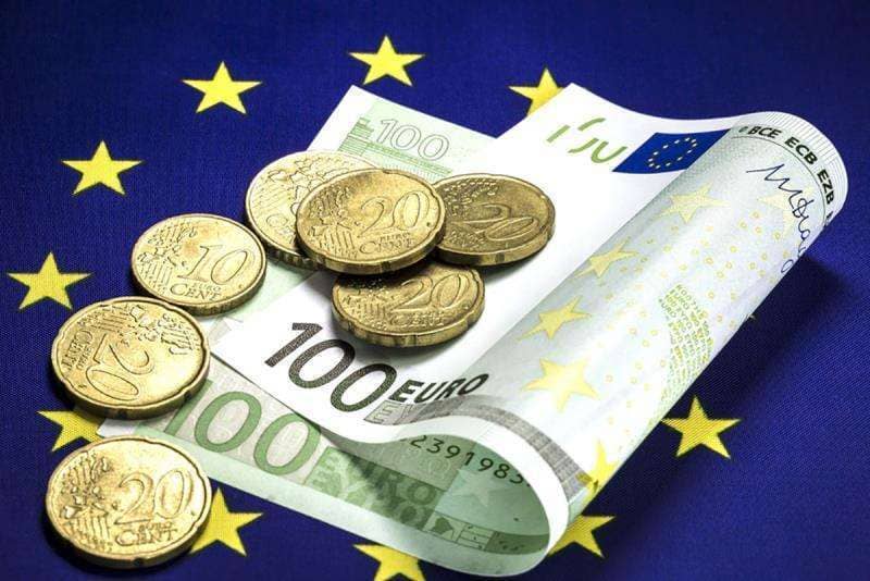 Евро снижается в цене накануне заседания ЕЦБ