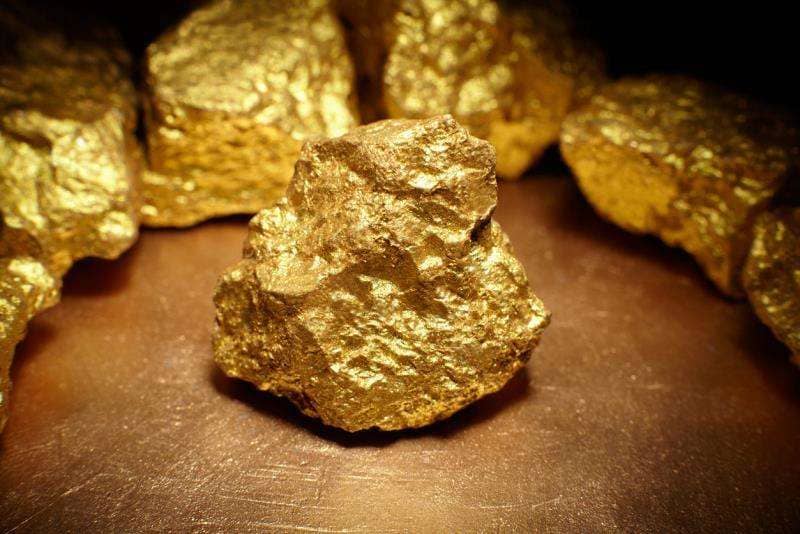 Золото вернулось к отметке 1900 долларов за унцию