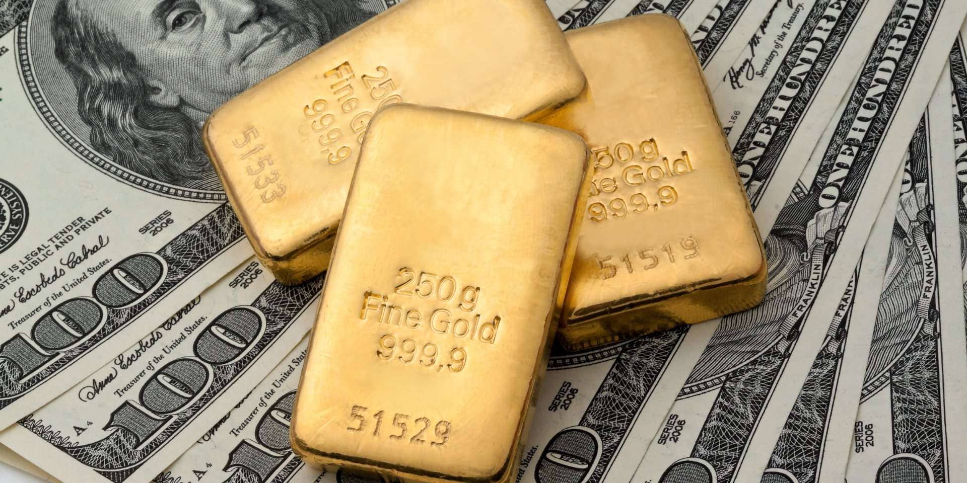 Золото дорожает из-за ослабления доллара