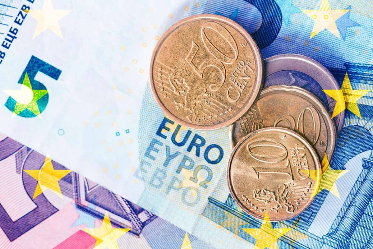 Курс евро/доллар приближается к отметке 1.2100