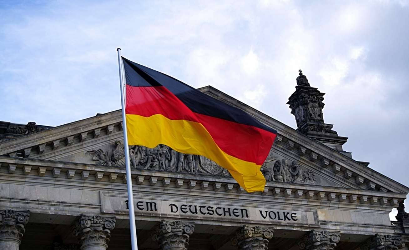 Германия: бюджет могут принять с долгами 