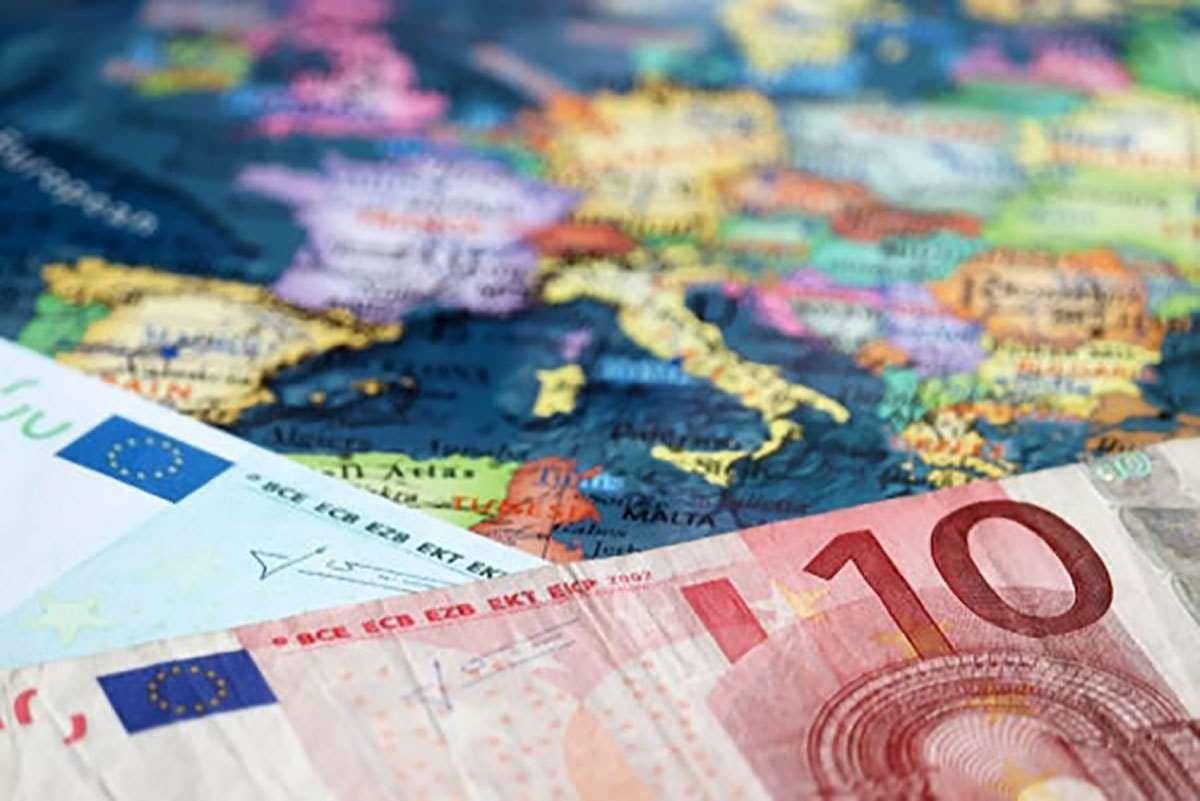 Курс евро достиг нового месячного максимума против доллара США