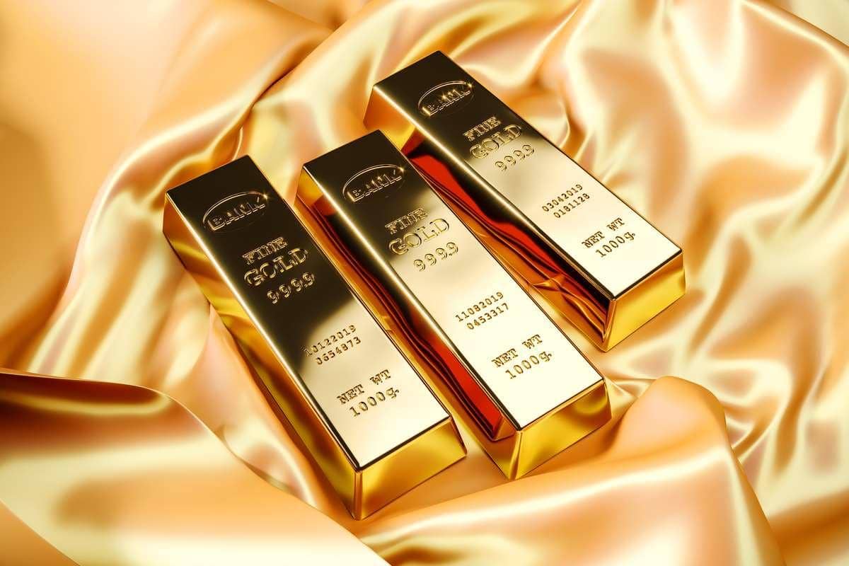Золото пытается удержаться выше уровня 1700 долларов за унцию