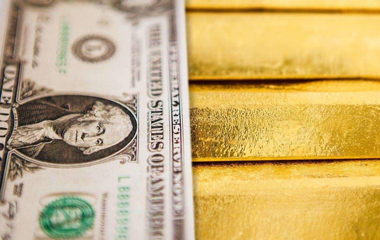 Цена золота выросла при ослаблении доллара