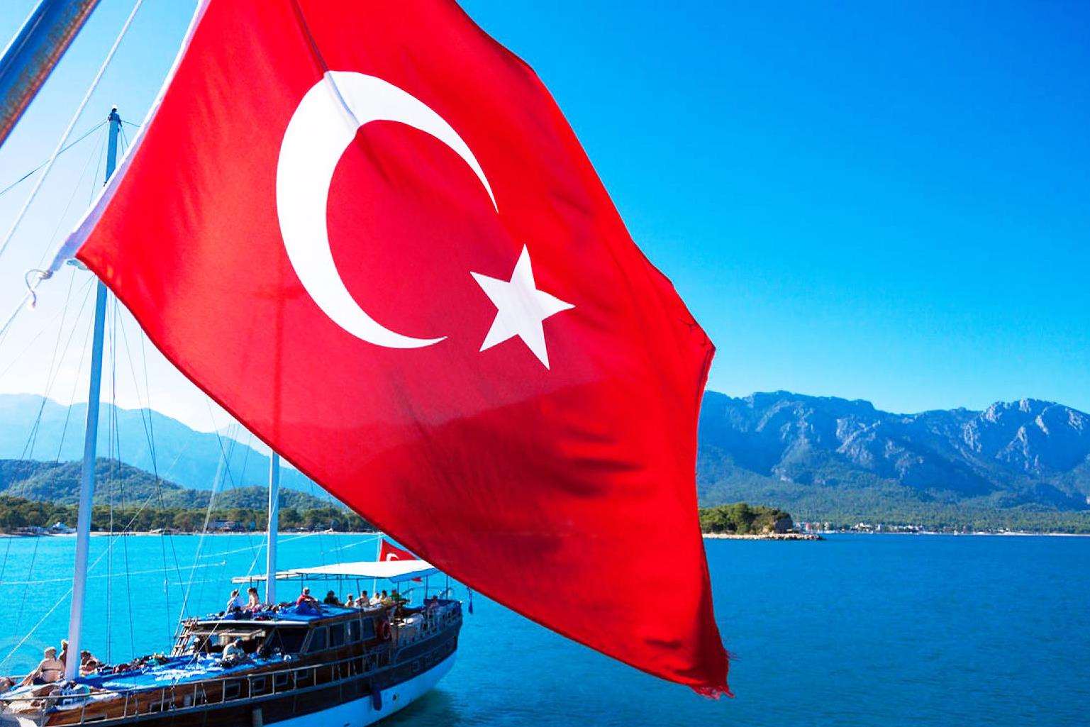 Турецкая лира выросла почти на 1%