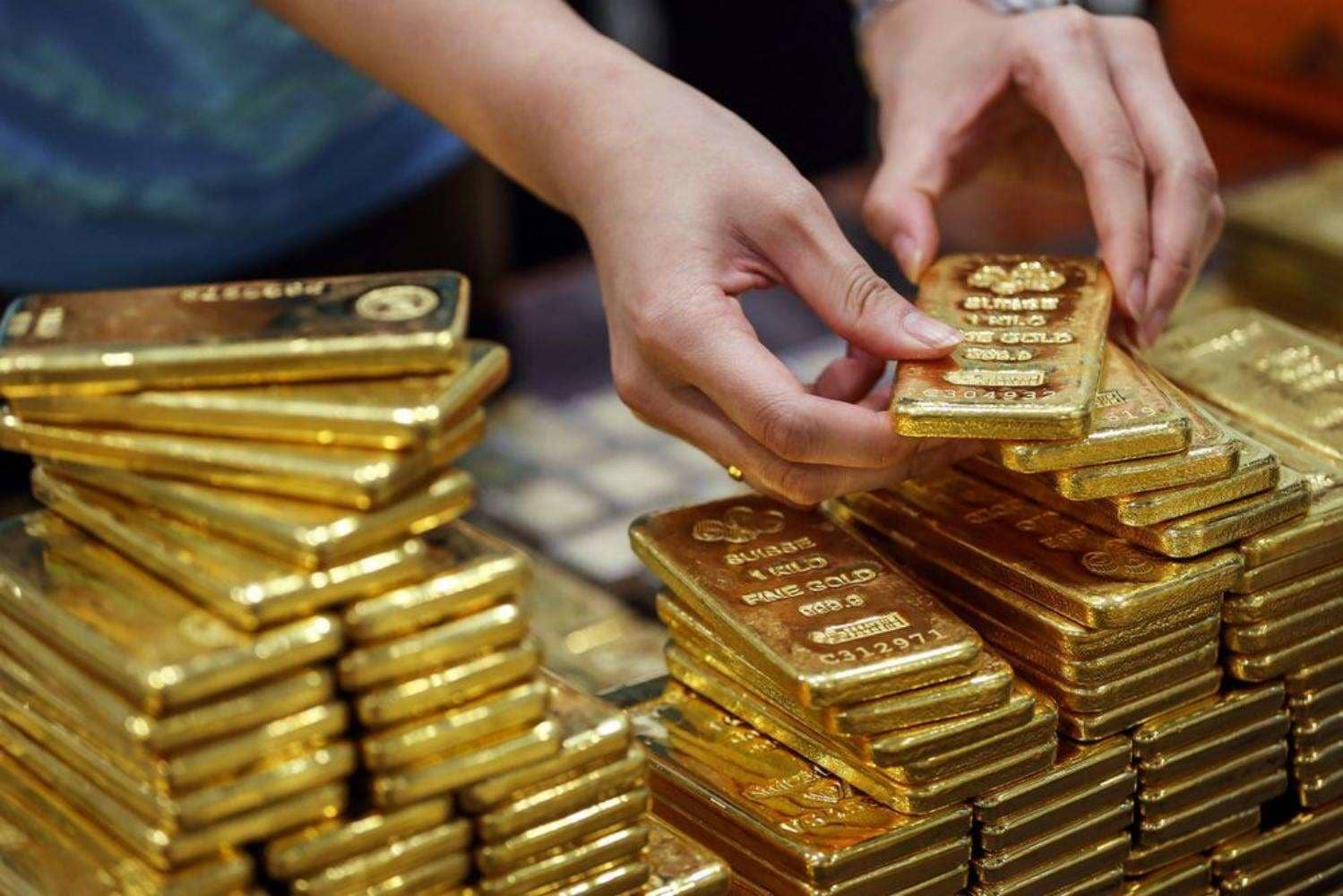 Золото снижается в цене, доллар укрепляется