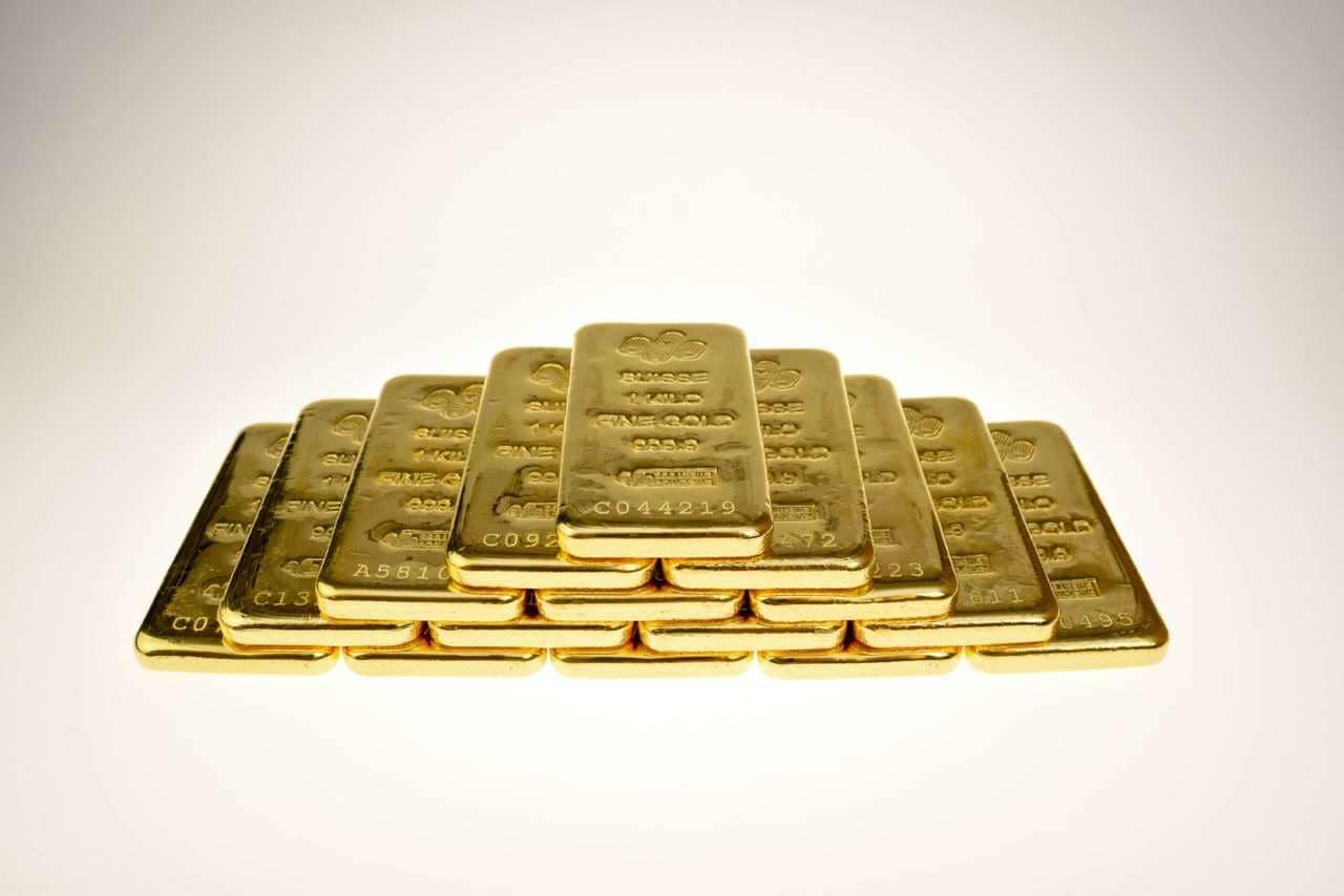Золото подешевело при росте доходности гособлигаций
