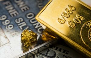 Цена золота незначительно снижается
